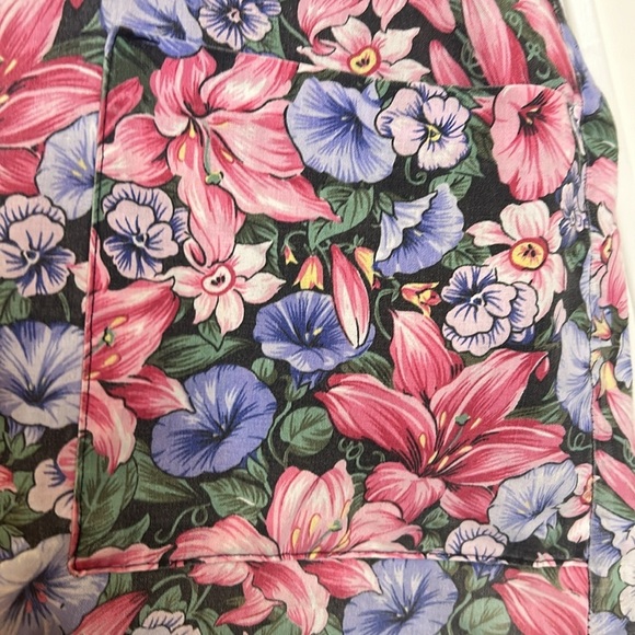 Anthony Richards flowered blouse withh 2 pockets. 2 X - Picture 3 of 4